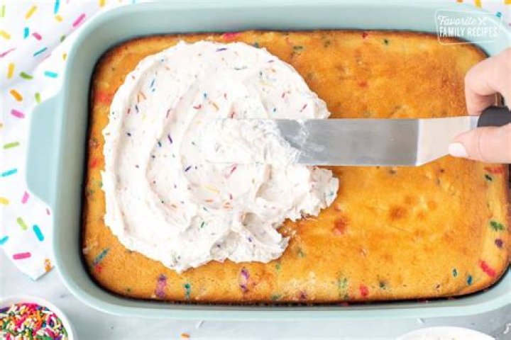 Does Funfetti cake mix come with frosting?