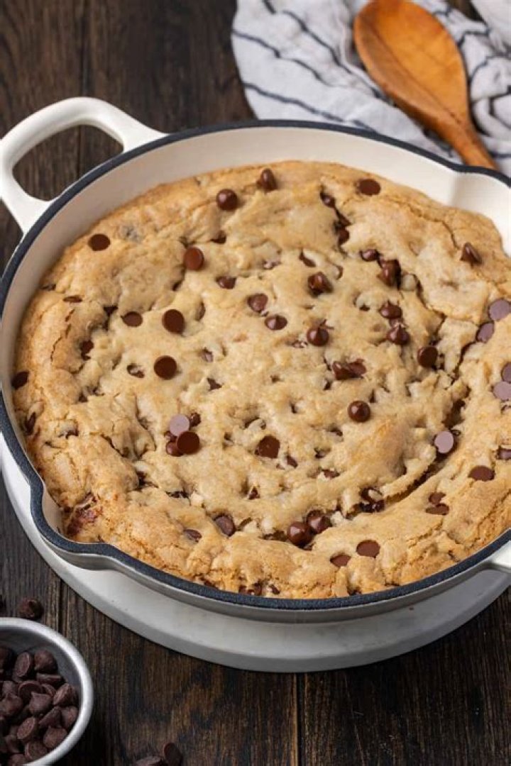How many calories are in a skillet chocolate chip cookie?