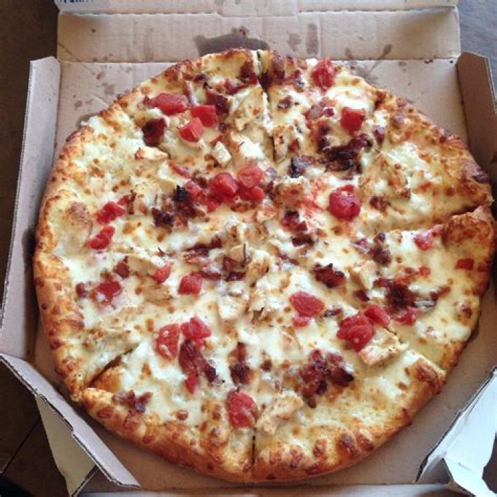 What comes on Dominos Cali Chicken Bacon Ranch?