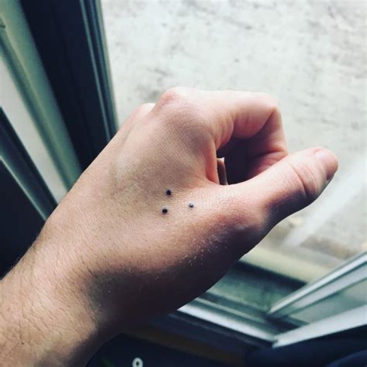What does 4 dots on your hand mean?