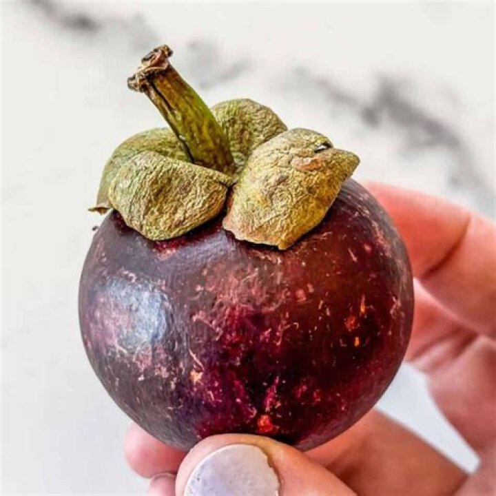 What does a ripe mangosteen look like?